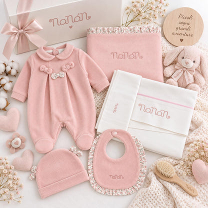 Nanan set nascita con tutina, cappellino, coperta, lenzuolo e bavetta